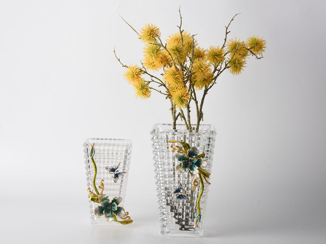 Vase en verre de Baccarat à décor d'iris et de papillons